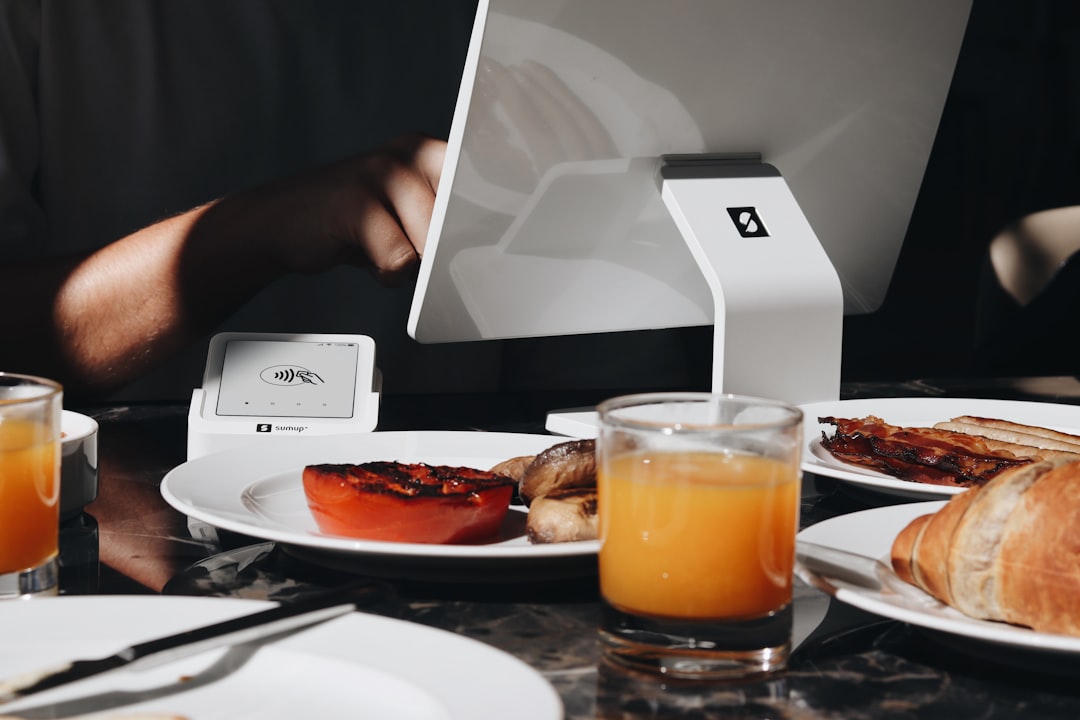 A SumUp card reader and POS lite system are shown on a restaurant table, highlighting the ease of accepting payments during meals. This solution is perfect for restaurants and small businesses that need a reliable and efficient payment system.
